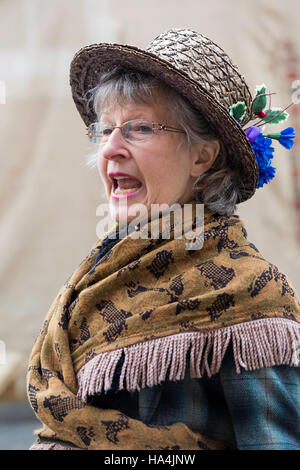 Portsmouth, Hampshire, UK 27. November 2016. Tausende besuchen für die Unterhaltung der viktorianischen Festival of Christmas in Portsmouth Historic Dockyard, Zeichen gekleidet alten Zeiten und die Weihnachts-Markt. Bildnachweis: Carolyn Jenkins/Alamy Live-Nachrichten Stockfoto