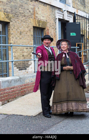 Portsmouth, Hampshire, UK 27. November 2016. Tausende besuchen für die Unterhaltung der viktorianischen Festival of Christmas in Portsmouth Historic Dockyard, Zeichen gekleidet alten Zeiten und die Weihnachts-Markt. Bildnachweis: Carolyn Jenkins/Alamy Live-Nachrichten Stockfoto