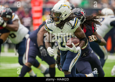 Houston, Texas, USA. 27. November 2016. San Diego Chargers Runningback Melvin Gordon (28) trägt den Ball im 1. Quartal ein NFL-Spiel zwischen den Houston Texans und die San Diego Chargers NRG-Stadion in Houston, TX am 27. November 2016. Die Ladegeräte gewann das Spiel 21-13. Bildnachweis: Trask Smith/ZUMA Draht/Alamy Live-Nachrichten Stockfoto