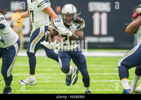 Houston, Texas, USA. 27. November 2016. San Diego Chargers Runningback Melvin Gordon (28) trägt den Ball im 2. Quartal ein NFL-Spiel zwischen den Houston Texans und die San Diego Chargers NRG-Stadion in Houston, TX am 27. November 2016. Die Ladegeräte gewann das Spiel 21-13. Bildnachweis: Trask Smith/ZUMA Draht/Alamy Live-Nachrichten Stockfoto