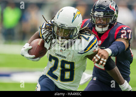 Houston, Texas, USA. 27. November 2016. San Diego Chargers laufen wieder Melvin Gordon (28) trägt den Ball als Houston Texans starke Sicherheit Quintin Demps (27) Versuche, ihn im 2. Quartal ein NFL-Spiel zwischen den Houston Texans und die San Diego Chargers im NRG-Stadion in Houston, TX am 27. November 2016 senken. Die Ladegeräte gewann das Spiel 21-13. Bildnachweis: Trask Smith/ZUMA Draht/Alamy Live-Nachrichten Stockfoto