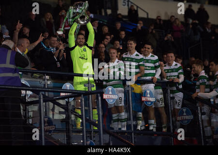 Glasgow, Vereinigtes Königreich. 27. November 2016.  Craig Gordon hebt die Tasse Credit: Tony Clerkson/Alamy Live News Stockfoto