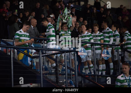 Glasgow, Vereinigtes Königreich. 27. November 2016.  James Forrest hebt die Tasse Credit: Tony Clerkson/Alamy Live News Stockfoto