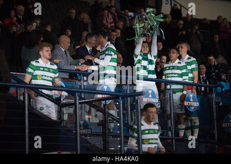 Glasgow, Vereinigtes Königreich. 27. November 2016.  Erik Sviatchenkos hebt die Tasse Credit: Tony Clerkson/Alamy Live News Stockfoto