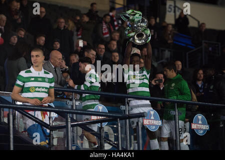 Glasgow, Vereinigtes Königreich. 27. November 2016.  Moussa Dembele hebt die Tasse Credit: Tony Clerkson/Alamy Live News Stockfoto