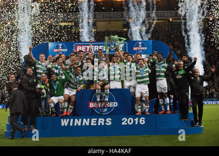 Aberdeen V Celtic, Betrfred-League-Cup-Finale, Glasgow, Vereinigtes Königreich. 27. November 2016.  Keltische Spieler feiern mit Konfetti und Wee Jay Beatty am Ende Credit: Tony Clerkson/Alamy Live News Stockfoto