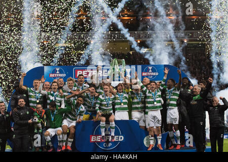 Aberdeen V Celtic, Betrfred-League-Cup-Finale, Glasgow, Vereinigtes Königreich. 27. November 2016.  Keltische Spieler feiern mit Konfetti und Wee Jay Beatty am Ende Credit: Tony Clerkson/Alamy Live News Stockfoto