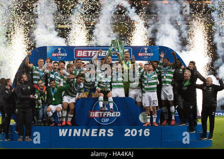 Aberdeen V Celtic, Betrfred-League-Cup-Finale, Glasgow, Vereinigtes Königreich. 27. November 2016.  Keltische Spieler feiern mit Konfetti und Wee Jay Beatty am Ende Credit: Tony Clerkson/Alamy Live News Stockfoto