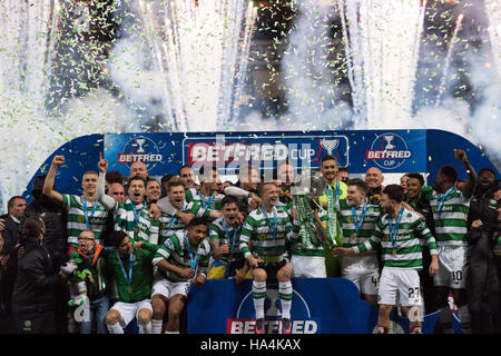 Aberdeen V Celtic, Betrfred-League-Cup-Finale, Glasgow, Vereinigtes Königreich. 27. November 2016.  Keltische Spieler feiern mit Konfetti und Wee Jay Beatty am Ende Credit: Tony Clerkson/Alamy Live News Stockfoto