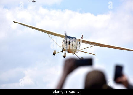 Nairobi, Kenia. 27. November 2016. Zuschauer nehmen Fotos von Vintage Flugzeug während der Vintage Air Rally im Nairobi-Nationalpark in Nairobi, der Hauptstadt Kenias, am 27. November 2016. Oldtimer Flugzeuge inszeniert eine besondere Flugschau am Sonntag. Markieren Sie die frühen Tagen der Luft Reisen, Oldtimer Flugzeuge in 1920er Jahren datiert und 1930er Jahren sind von der griechischen Insel Kreta nach Kapstadt in Südafrika, vom 12. November begonnene fliegen. Bildnachweis: Sun Ruibo/Xinhua/Alamy Live-Nachrichten Stockfoto