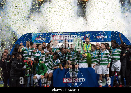 Aberdeen V Celtic, Betrfred-League-Cup-Finale, Glasgow, Vereinigtes Königreich. 27. November 2016.  Keltische Spieler feiern mit Konfetti und Wee Jay Beatty am Ende Credit: Tony Clerkson/Alamy Live News Stockfoto