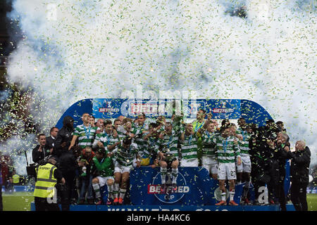 Aberdeen V Celtic, Betrfred-League-Cup-Finale, Glasgow, Vereinigtes Königreich. 27. November 2016.  Keltische Spieler feiern mit Konfetti und Wee Jay Beatty am Ende Credit: Tony Clerkson/Alamy Live News Stockfoto