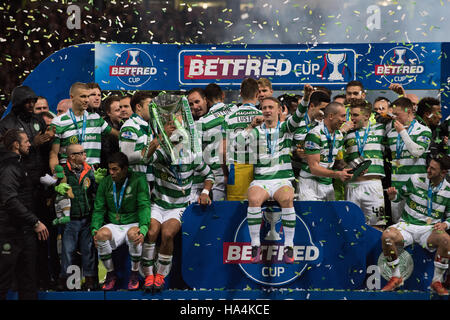 Aberdeen V Celtic, Betrfred-League-Cup-Finale, Glasgow, Vereinigtes Königreich. 27. November 2016.  Keltische Spieler feiern mit Konfetti und Wee Jay Beatty am Ende Credit: Tony Clerkson/Alamy Live News Stockfoto