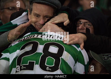 Aberdeen V Celtic, Betrfred-League-Cup-Finale, Glasgow, Vereinigtes Königreich. 27. November 2016.  Erik Sviatchenkos feiert mit Fans Credit: Tony Clerkson/Alamy Live News Stockfoto