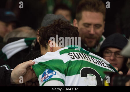 Aberdeen V Celtic, Betrfred-League-Cup-Finale, Glasgow, Vereinigtes Königreich. 27. November 2016.  Erik Sviatchenkos feiert mit Fans Credit: Tony Clerkson/Alamy Live News Stockfoto