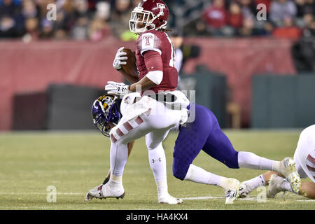 Philadelphia, Pennsylvania, USA. 26. November 2016. Temple Owls Wide Receiver Jesaja WRIGHT (13) Drehungen vom East Carolina Pirates defensive zurück TRAVON SIMMONS (3) während eines Spiels an Lincoln Financial Field in Philadelphia gespielt. Tempel schlagen 37-10 ECU um ihren zweiten aufeinander folgenden AAC East Division Krone zu gewinnen. Credit: Ken Inness/ZUMA Draht/Alamy Live-Nachrichten Stockfoto