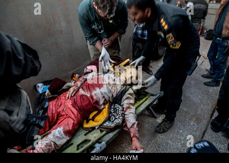 Mosul, Provinz Ninewa, Irak. 26. November 2016. Ein älterer Mann (Namensangabe) stirbt an seinen Wunden von einem Mörtel Streik im Bereich Krankenhaus in Gogjali im östlichen Mosul. © Gabriel Romero/ZUMA Draht/Alamy Live-Nachrichten Stockfoto