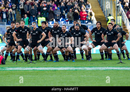 Roma Italien - 12. November 2016 - Rugby - Stadio Olimpico in Rom - Rugby-Testspiel - Italien-Neuseeland - die All Blacks führen die traditionellen Haka Stockfoto