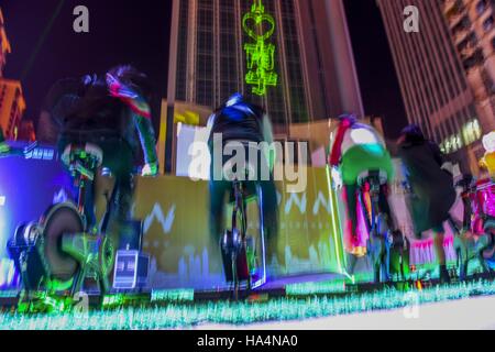 Nanning, Nanning, China. 26. November 2016. Nanning, CHINA-26. November 2016: (nur zur redaktionellen Verwendung. CHINA aus) Menschen Reiten Fahrräder, Strom für wunderbare Licht-Show in Nanning, Hauptstadt von Südwesten Chinas autonome Region Guangxi Zhuang am 26. November 2016 machen. Die Fahrräder, eingeführt aus Amerika, können Strom, wunderbare Licht-Show für Bürgerinnen und Bürger zu schaffen machen. © SIPA Asien/ZUMA Draht/Alamy Live-Nachrichten Stockfoto