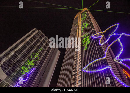 Nanning, Nanning, China. 26. November 2016. Nanning, CHINA-26. November 2016: (nur zur redaktionellen Verwendung. CHINA aus) Menschen Reiten Fahrräder, Strom für wunderbare Licht-Show in Nanning, Hauptstadt von Südwesten Chinas autonome Region Guangxi Zhuang am 26. November 2016 machen. Die Fahrräder, eingeführt aus Amerika, können Strom, wunderbare Licht-Show für Bürgerinnen und Bürger zu schaffen machen. © SIPA Asien/ZUMA Draht/Alamy Live-Nachrichten Stockfoto