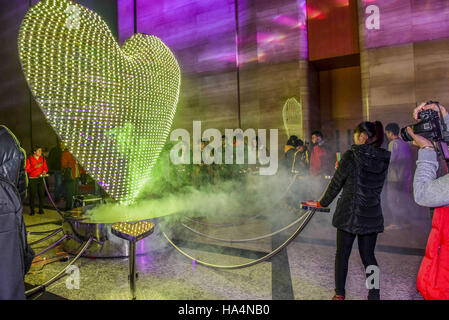 Nanning, Nanning, China. 26. November 2016. Nanning, CHINA-26. November 2016: (nur zur redaktionellen Verwendung. CHINA aus) Menschen Reiten Fahrräder, Strom für wunderbare Licht-Show in Nanning, Hauptstadt von Südwesten Chinas autonome Region Guangxi Zhuang am 26. November 2016 machen. Die Fahrräder, eingeführt aus Amerika, können Strom, wunderbare Licht-Show für Bürgerinnen und Bürger zu schaffen machen. © SIPA Asien/ZUMA Draht/Alamy Live-Nachrichten Stockfoto