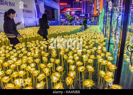 Nanning, Nanning, China. 26. November 2016. Nanning, CHINA-26. November 2016: (nur zur redaktionellen Verwendung. CHINA aus) Menschen Reiten Fahrräder, Strom für wunderbare Licht-Show in Nanning, Hauptstadt von Südwesten Chinas autonome Region Guangxi Zhuang am 26. November 2016 machen. Die Fahrräder, eingeführt aus Amerika, können Strom, wunderbare Licht-Show für Bürgerinnen und Bürger zu schaffen machen. © SIPA Asien/ZUMA Draht/Alamy Live-Nachrichten Stockfoto