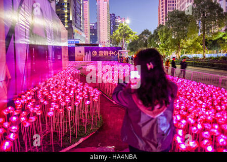 Nanning, Nanning, China. 26. November 2016. Nanning, CHINA-26. November 2016: (nur zur redaktionellen Verwendung. CHINA aus) Menschen Reiten Fahrräder, Strom für wunderbare Licht-Show in Nanning, Hauptstadt von Südwesten Chinas autonome Region Guangxi Zhuang am 26. November 2016 machen. Die Fahrräder, eingeführt aus Amerika, können Strom, wunderbare Licht-Show für Bürgerinnen und Bürger zu schaffen machen. © SIPA Asien/ZUMA Draht/Alamy Live-Nachrichten Stockfoto