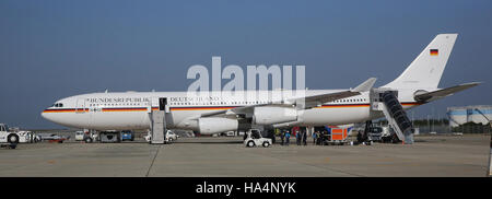 Osaka, Japan. 18. November 2016. Ein Airbus A340-300 der Bundeswehr militärischer Luftfahrzeuge der deutschen Luftstreitkräfte steht am Flughafen Osaka, Japan, 18. November 2016. Der Bundespräsident ist bei einem fünftägigen Besuch in Japan. Foto: Wolfgang Kumm/Dpa/Alamy Live News Stockfoto