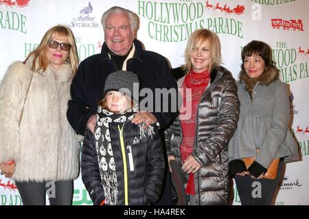 Los Angeles, CA, USA. 27. November 2016. Courtney Brooke Wagner, Robert Wagner, Riley Wagner-Lewis, Katie Wagner, Natasha Gregson Wagner in die Teilnehmerliste für die 85. Annual Hollywood Christmas Parade, Hollywood Boulevard, Los Angeles, CA 27. November 2016. Bildnachweis: Priscilla Grant/Everett Collection/Alamy Live-Nachrichten Stockfoto