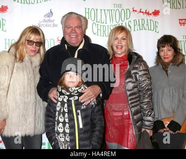 Los Angeles, CA, USA. 27. November 2016. Courtney Brooke Wagner, Robert Wagner, Riley Wagner-Lewis, Katie Wagner, Natasha Gregson Wagner in die Teilnehmerliste für die 85. Annual Hollywood Christmas Parade, Hollywood Boulevard, Los Angeles, CA 27. November 2016. Bildnachweis: Priscilla Grant/Everett Collection/Alamy Live-Nachrichten Stockfoto