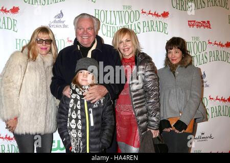 Los Angeles, CA, USA. 27. November 2016. Courtney Brooke Wagner, Robert Wagner, Riley Wagner-Lewis, Katie Wagner, Natasha Gregson Wagner in die Teilnehmerliste für die 85. Annual Hollywood Christmas Parade, Hollywood Boulevard, Los Angeles, CA 27. November 2016. Bildnachweis: Priscilla Grant/Everett Collection/Alamy Live-Nachrichten Stockfoto