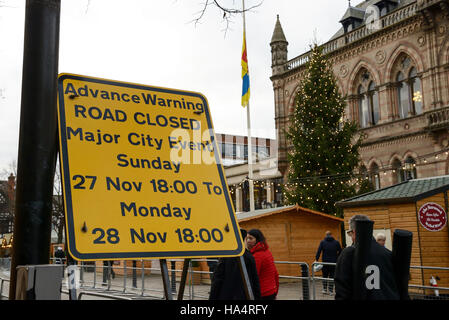 Chester, UK. 28. November 2016. Straßensperrungen und strengen Sicherheitsvorkehrungen in der Stadt im Zentrum vor der Trauerfeier für den Duke of Westminster, der am 9. August 2016 gestorben. Andrew Paterson/Alamy Live-Nachrichten Stockfoto