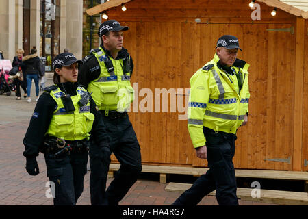 Chester, UK. 28. November 2016. Eine starke Polizeipräsenz und strengen Sicherheitsvorkehrungen in der Stadt im Zentrum vor der Trauerfeier für den Duke of Westminster, der am 9. August 2016 gestorben. Andrew Paterson/Alamy Live-Nachrichten Stockfoto