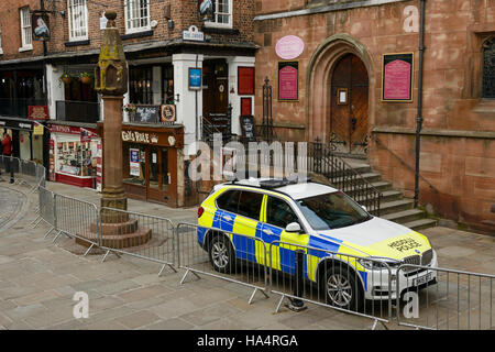 Chester, UK. 28. November 2016. Eine starke Polizeipräsenz und strengen Sicherheitsvorkehrungen in der Stadt im Zentrum vor der Trauerfeier für den Duke of Westminster, der am 9. August 2016 gestorben. Andrew Paterson/Alamy Live-Nachrichten Stockfoto