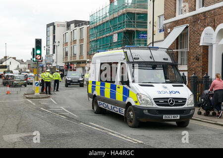 Chester, UK. 28. November 2016. Eine starke Polizeipräsenz und strengen Sicherheitsvorkehrungen in der Stadt im Zentrum vor der Trauerfeier für den Duke of Westminster, der am 9. August 2016 gestorben. Andrew Paterson/Alamy Live-Nachrichten Stockfoto