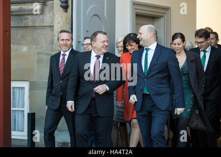 Kopenhagen, Dänemark. 28. November 2016. Ein und ein halbes Jahr hat die dänische Regierung reformiert, um zwei weitere Parteien gehören. Ministerpräsident Lars Løkke Rasmussen (Venstre) präsentiert seine neue Regierung, die Königin von Dänemark am Schloss Amalienborg. Bildnachweis: Jacob Crawfurd/Alamy Live-Nachrichten Stockfoto