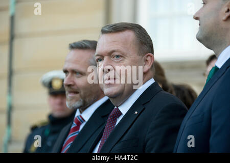 Kopenhagen, Dänemark. 28. November 2016. Ein und ein halbes Jahr hat die dänische Regierung reformiert, um mehr Parteien enthalten. Ministerpräsident Lars Løkke Rasmussen (Venstre) präsentiert seine neue Regierung, die Königin von Dänemark am Schloss Amalienborg. Bildnachweis: Jacob Crawfurd/Alamy Live-Nachrichten Stockfoto