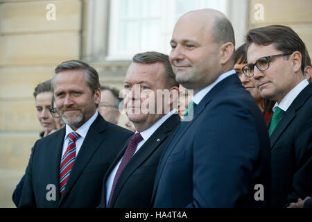 Kopenhagen, Dänemark. 28. November 2016. Der dänische Ministerpräsident Lars Løkke Rasmussen (Venstre) präsentiert seine neue Regierung, die Königin von Dänemark am Schloss Amalienborg. Von links: Anders Samuelsen (neue Minister für auswärtige Angelegenheiten), Lars Løkke Rasmussen (Premierminister), Søren Pape (Justizminister), Brian Mikkelsen (Minister of Business). Bildnachweis: Jacob Crawfurd/Alamy Live-Nachrichten Stockfoto