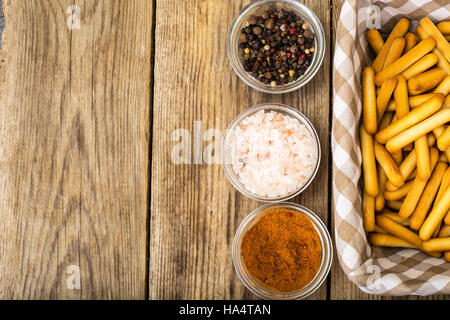 Knuspriges Brot-sticks mit Salz und Gewürzen Stockfoto