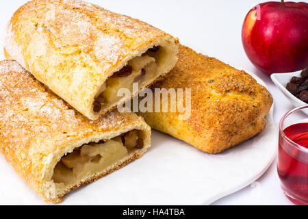 Apfelstrudel mit Quark und Rosinen Stockfoto