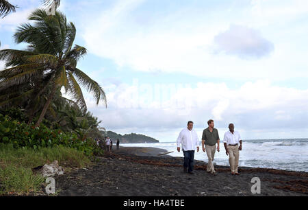 Prinz Harry mit Premierminister Ralph Gonsalves (links) und Landesstatthalter General Frederick Ballantyne am Colonarie Beach, Saint Vincent und die Grenadinen, während der zweiten Etappe seiner karibischen Tour. Stockfoto