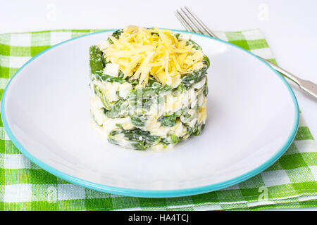 Salat mit grünen Bohnen, Eiern und Käse Stockfoto