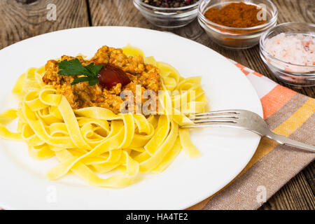 Tagliatelle mit Gemüse-Sahne-sauce Stockfoto
