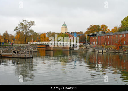 Brücke und Kirche, Suomenlinna Insel (Sveaborg), Helsinki, Finnland. Die Kirche, die sich auf ISO Mustasaari befindet, dient als Leuchtturm. Stockfoto