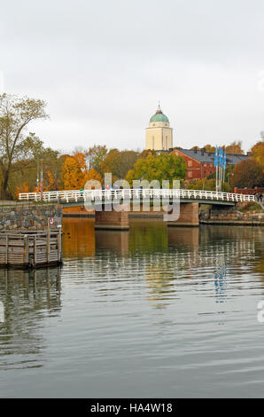 Brücke und Kirche, Suomenlinna Insel (Sveaborg), Helsinki, Finnland. Die Kirche, die sich auf ISO Mustasaari befindet, dient als Leuchtturm. Stockfoto