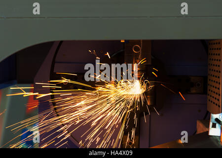 Hoher Präzision CNC Laserschneiden, Blech und Metall-Leitung in Betrieb. Stockfoto