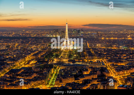 Schöne Aussicht Eiffelturm während Lichtshow in der Abenddämmerung, Paris, Frankreich. Stockfoto