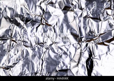 Zerknitterte Alu Alufolie Textur mit Lichtreflexionen auf den glänzenden Silber-metallic einwickeln Stockfoto