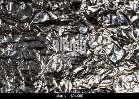 Zerknitterte Alu Alufolie Textur mit Lichtreflexionen auf den glänzenden Silber-metallic einwickeln Stockfoto
