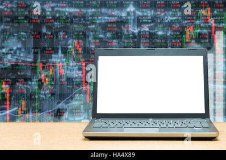 Laptop mit leeren Bildschirm auf Tisch mit Börse Markt Geschäft Handel mit Graph. Marketing Handel Geschäftskonzept. Stockfoto